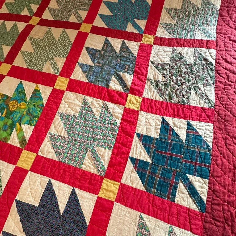 Vintage Handmade Maple Leaf Quilt 82x68 Red Green Cream Patchwork